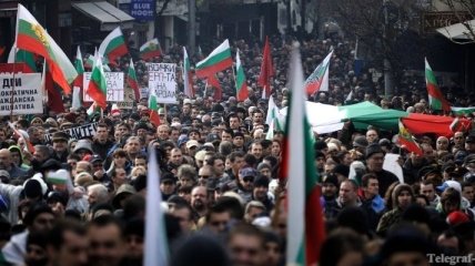 В Болгарии демонстранты забросали яйцами правительственные здания