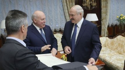 Намек: посол РФ подарил Лукашенко карту Беларуси в составе Российской империи