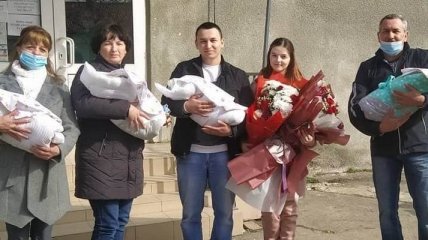 Четверня, родившаяся у молодой семьи в январе, наконец-то отправилась из ужгородского роддома домой 