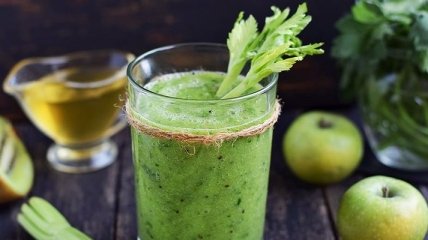 Рецепт дня: витаминный смузи из яблок и зелени