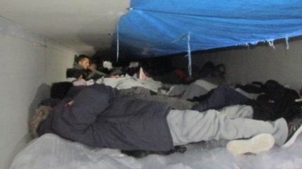 В США в холодильной камере грузовика нашли 60 мигрантов