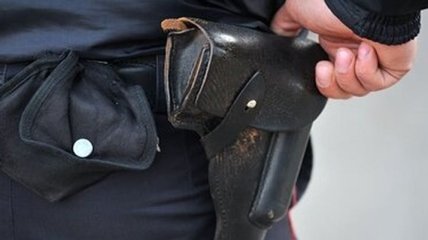 Появилось видео, как полицейский выстрелил в ногу девочке-подростку в Москве