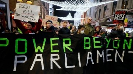 Выборы в Британии: протестующие выходят на улицы (Видео)