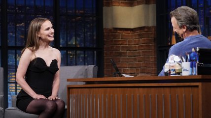 Актриса Натали Портман выбрала черное мини-платье на американское телевидение