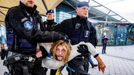В аэропорту Амстердама во время протестов задержали экоактивистов (Фото)