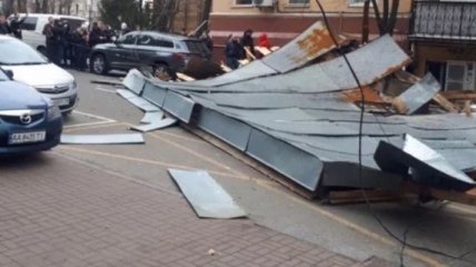 В центре Киева на дорогу упала огромная крыша здания: видео