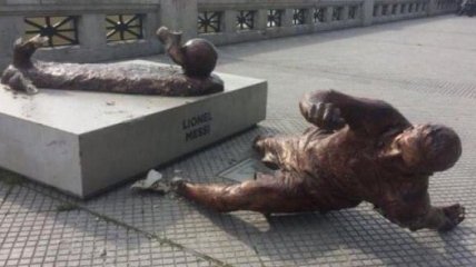 Вандалы вновь разрушили статую Месси в Буэнос-Айресе 
