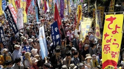 Токийский парламент окружен протестующими