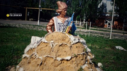 Был символом свободного города: РФ разрушила ракетами памятник Нестору Махно на его родине (фото)