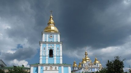 Монахи Михайловского монастыря просят активистов уйти, но те боятся