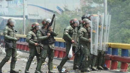 СМИ: Более 150 военнослужащих Венесуэлы перешли через границу с Колумбией