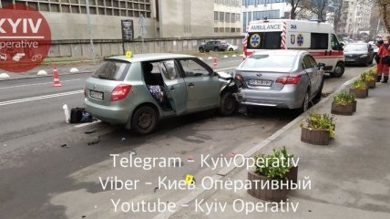 Водитель разбил такси на спуске в Киеве, пассажирка не выжила (фото и видео)