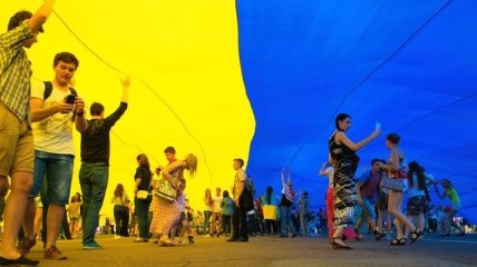 В центре Черкасс развернули самый большой флаг Украины (Видео)
