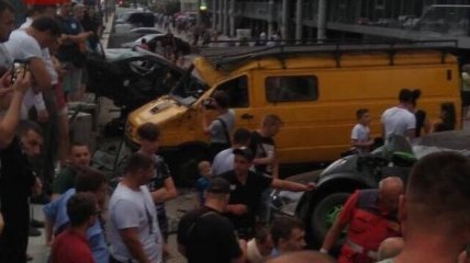 В Ирпене BMW с "евробляхами" протаранил остановку, есть пострадавшие