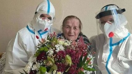100-летняя женщина впервые попала в больницу и победила коронавирус в Черновцах (фото)