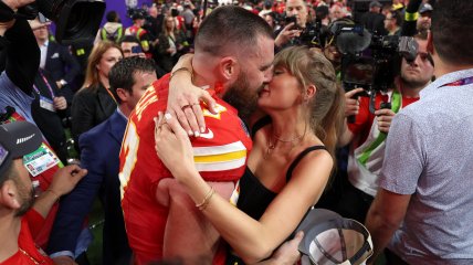 Тейлор Свифт поцеловала Трэвиса Келси на Super Bowl 2024