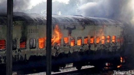На юге Индии загорелся поезд с пассажирами