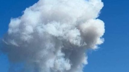 После взрыва в Крыму в небо поднялся столб дыма