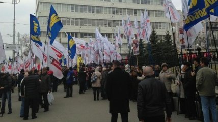 Оппозиция проводит митинг возле Конституционного суда 