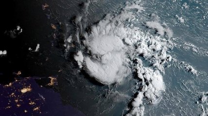 В Атлантике формируется очередной тропический шторм