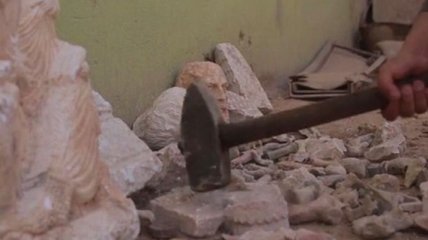 Боевики "ИГИЛ" раздробили кувалдой античные статуи в Сирии
