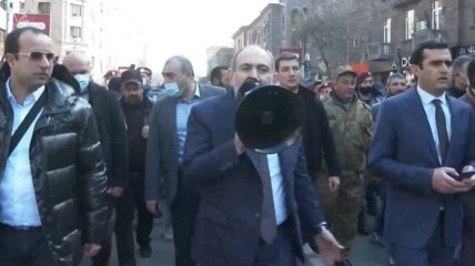 Люди массово выходят на улицы: что происходит в Армении после заявления Пашиняна о военном перевороте (видео)