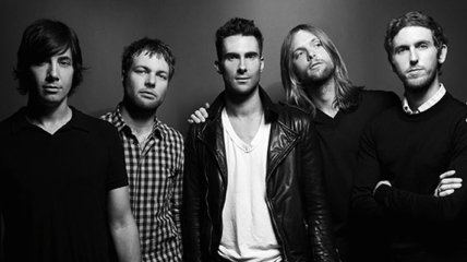 Maroon 5 исполнили новый сингл на свадьбе (Видео)