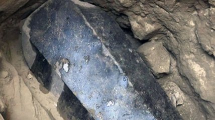 Ученые нашли в Египте черный саркофаг с останками троих человек