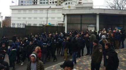 В городах Украины проходят акции протеста у генконсульств РФ