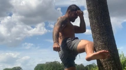 Боец UFC нокаутировал незнакомца-задиру на улице (Видео)