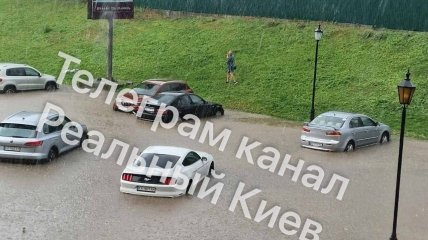Авто на улицах Киева наполовину в воде
