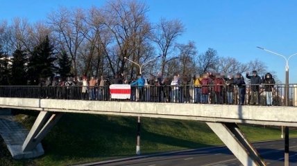 Люди выходят на "прогулки", а силовики стягивают водометы: что происходит в Беларуси на 120-й день протестов (видео)