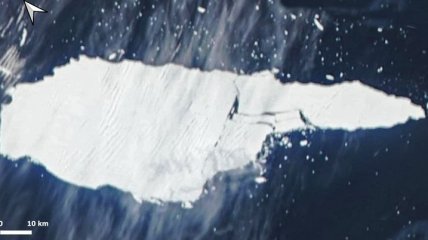 Самый большой в мире айсберг раскололся на части: спутниковые фото попали в сеть