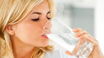 Почему не стоит выпивать 2 литра воды в день