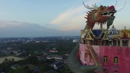 Необычный храм-небоскреб с драконом, который удивит каждого (Фото)