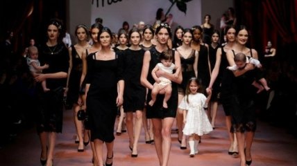 Viva la mamma: новую коллекцию в Милане Dolce & Gabbana посвятили красоте материнства