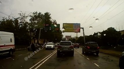 В Одессе пассажир скорой выпрыгнул на ходу и пытался попасть под колеса (видео)