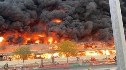 Спустя день после взрыва в Бейруте: масштабный пожар охватил рынок в ОАЭ
