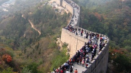 Китайская стена привлекает миллионы туристов со всего мира