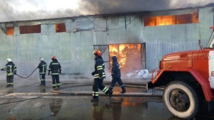 На Киевщине горит ангар: пожар тушат 55 спасателей