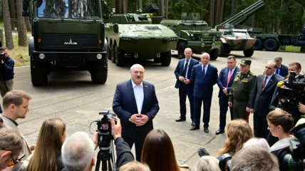 лукашенко в оточенні російської артилерії вихваляється, що послав українську делегацію