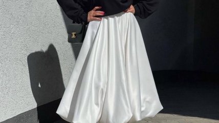Стилизация длинной белой юбки летом 2024 года