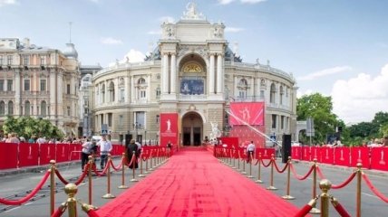 Одесский кинофестиваль 2019: в чем появились звезды на красной дорожке