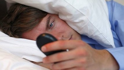 Разговаривать по телефону перед сном вредно для здоровья 