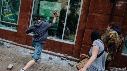В Киеве неизвестные забросали камнями отделение" Сбербанка России"