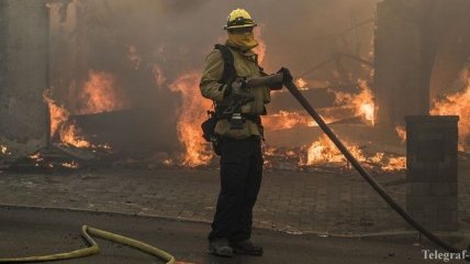 Пожар в Калифорнии: огонь перекинулся на жилищные массивы