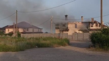 Мощный обстрел поселка под Мариуполем: в сети появилось видео разрушений