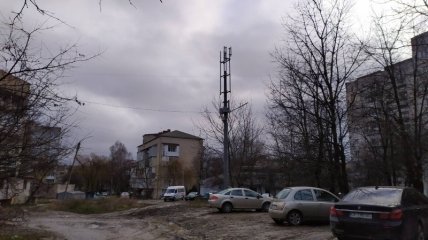 Вишки зв'язку з'явилися на вулиці Комарова у Чернівцях та налякали місцевих