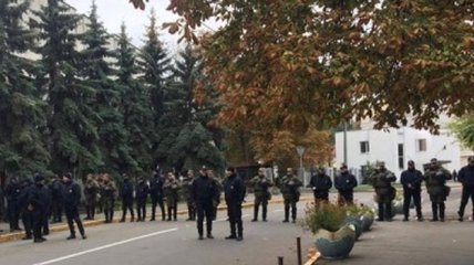 В Киеве возле здания МВД перекрыли движение транспорта