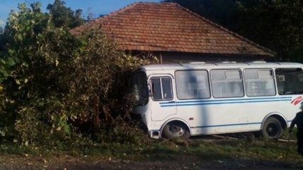 На Закарпатье автобус с 30 пассажирами слетел в кювет